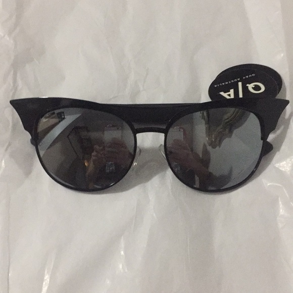 Quay Australia Accessories - NWT QUAY AUSTRALIA CAT BLACK MIRROR SUNGLASSES OS